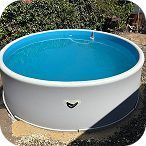 Упакованные товары в зеленой пленке с лейблами