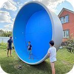 Круглый бассейн с синей водой